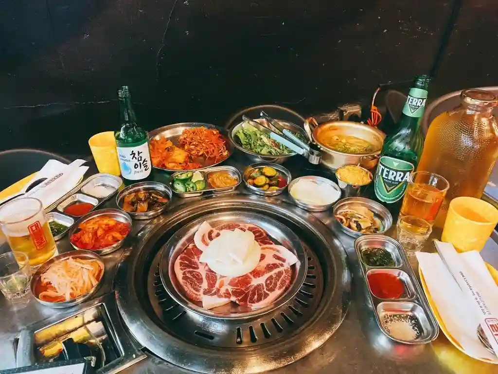 daesungro-kbbq-table-meat-dishes-soju-beer-kimchi-1024x769